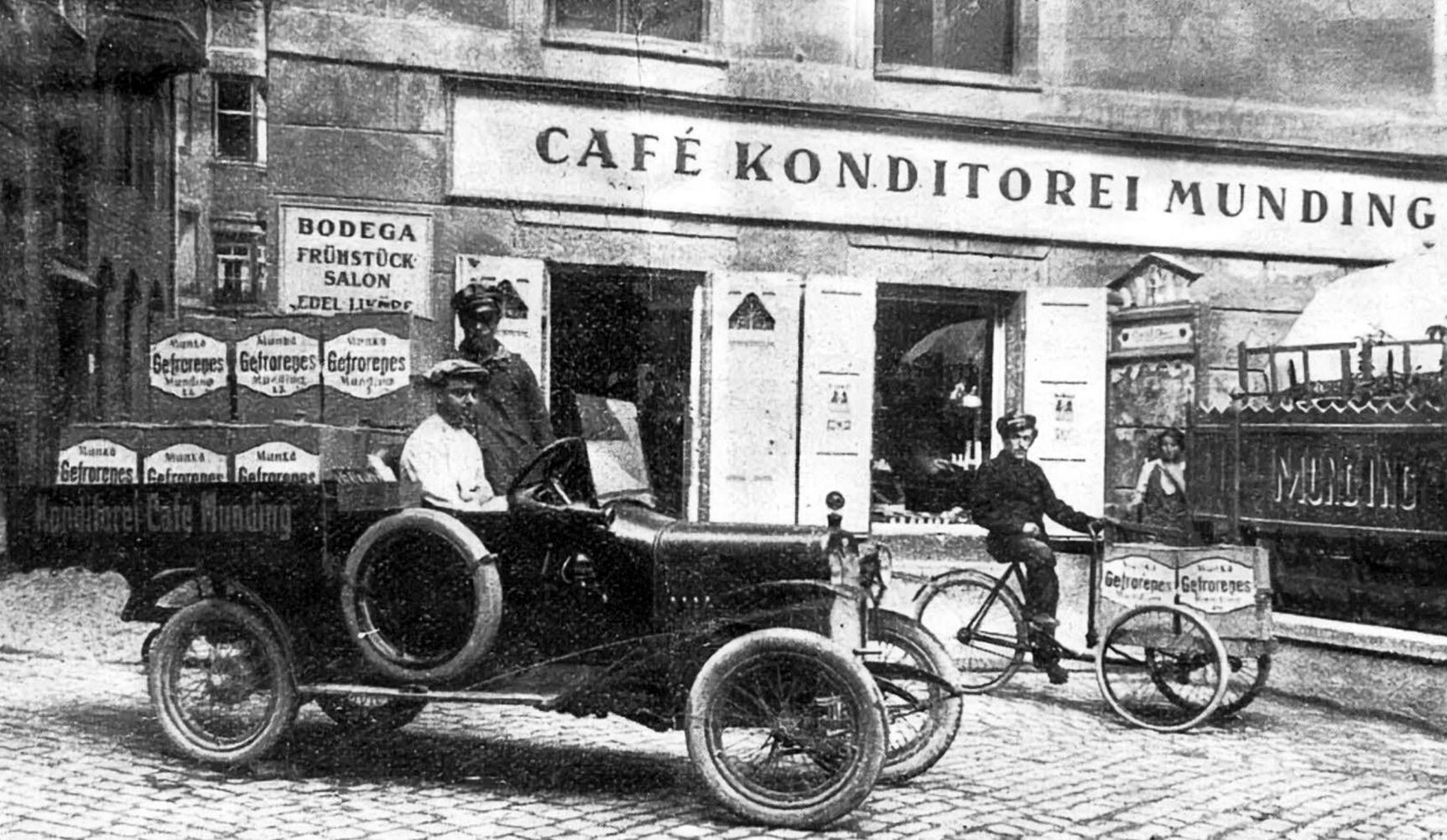 Historische Aufnahme der Eislieferanten um 1920